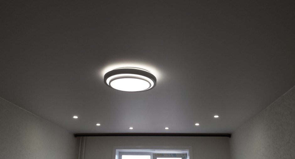 Современные натяжные потолки на кухню