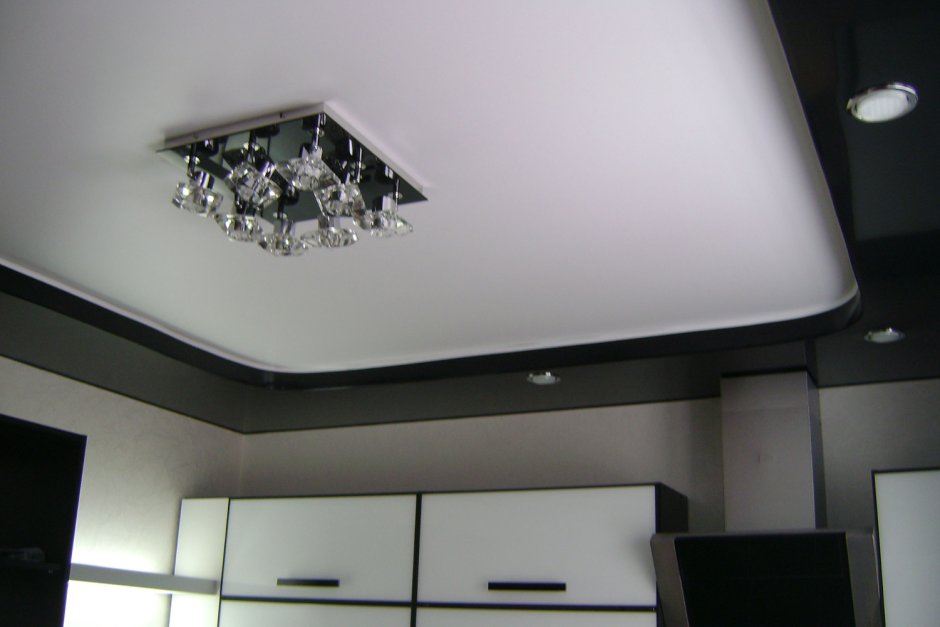 Серый натяжной потолок