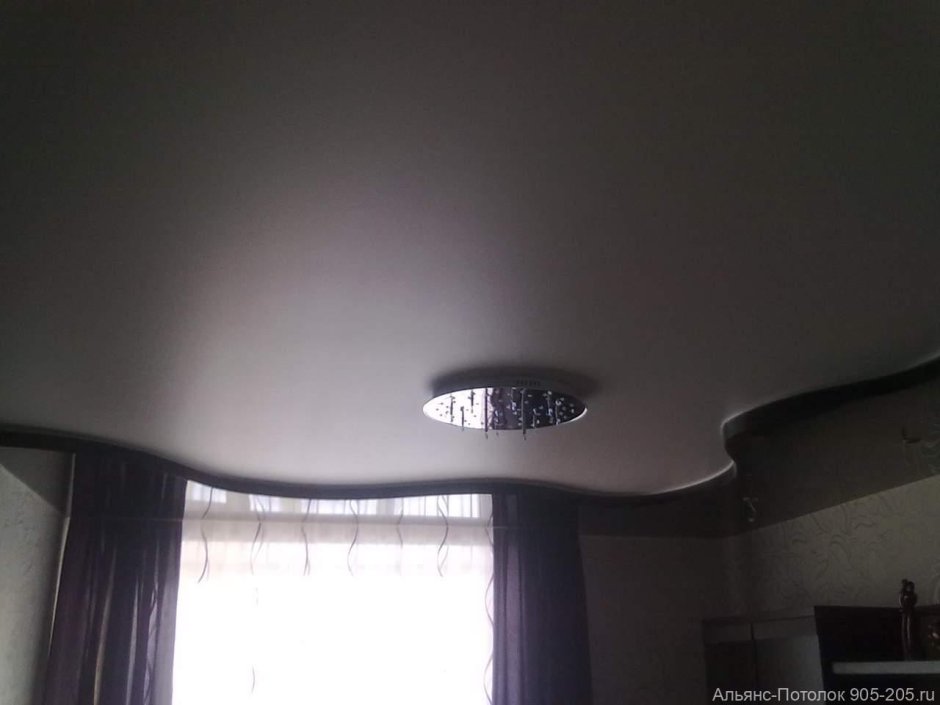 Натяжной потолок черно белый матовый