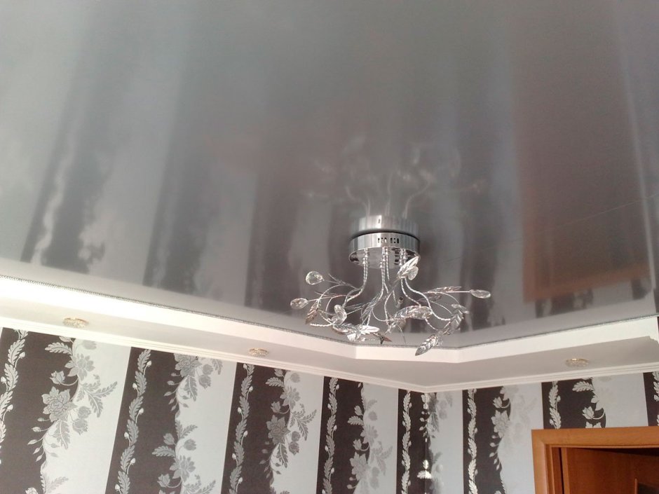 Натяжной потолок в квадратной комнате
