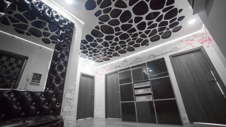 Черный глянцевый потолок в ванной