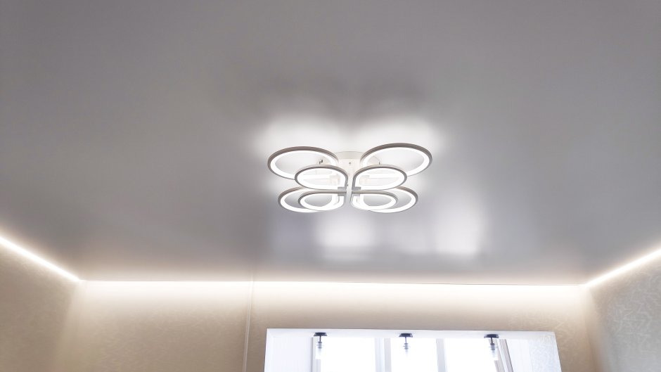 Двухуровневые матовые потолки на кухне