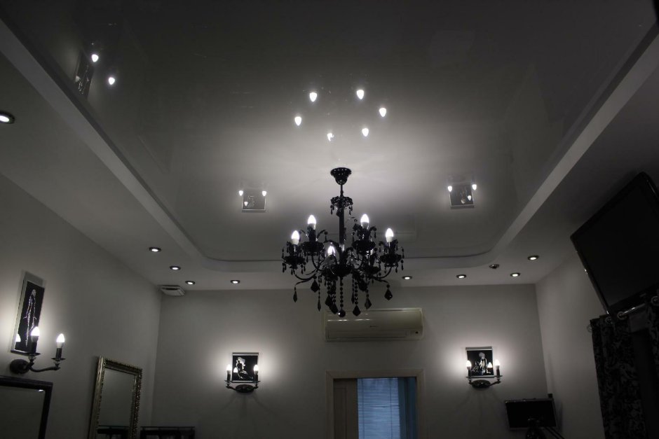 Серебристый натяжной потолок