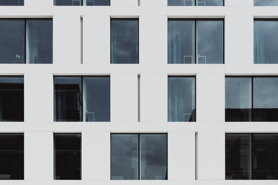 Асимметричные окна на фасаде