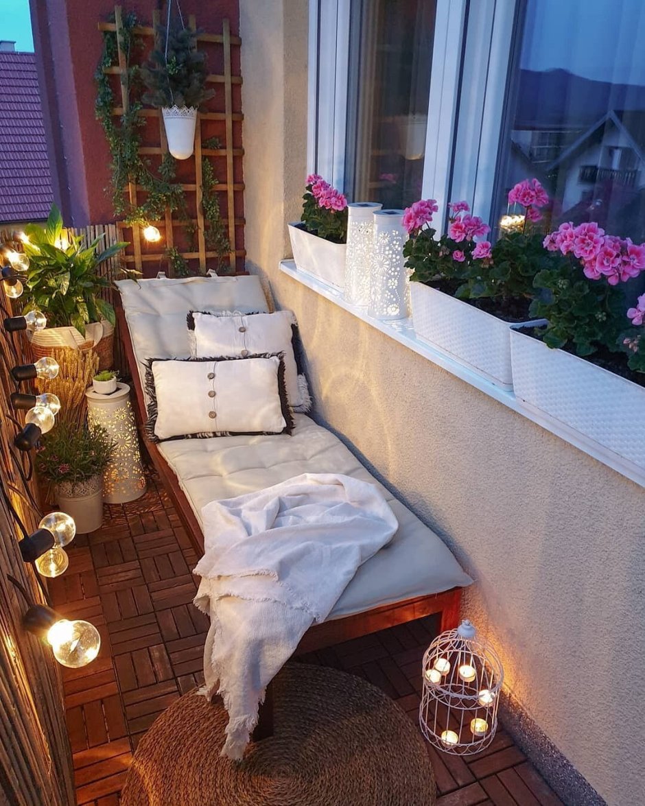 Зеленый диван на балконе