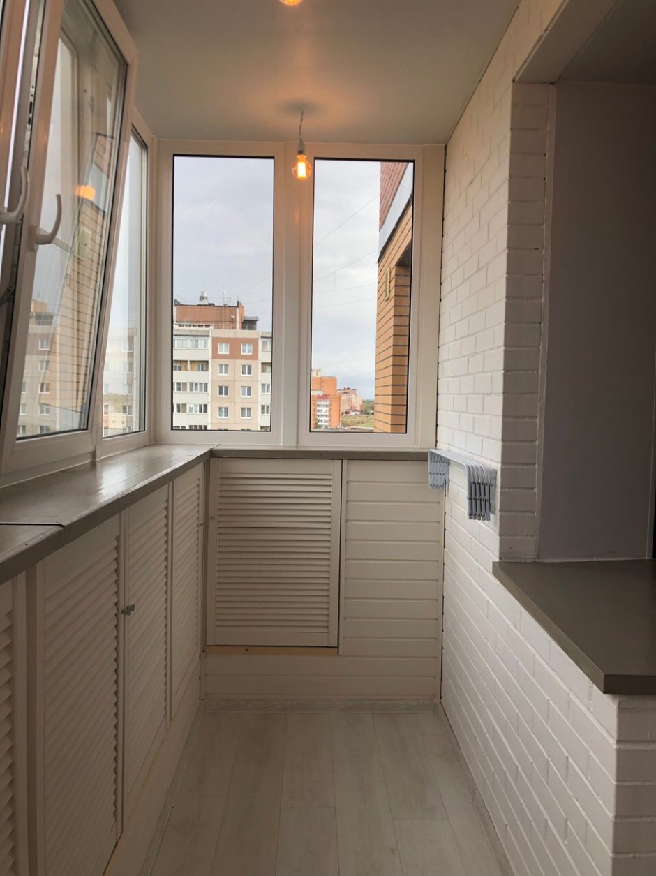Серый кирпичный балкон