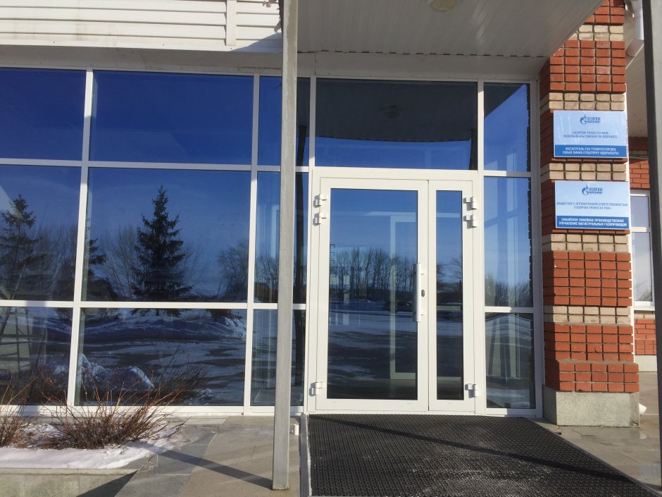 Пластиковая дверь с матовым стеклом