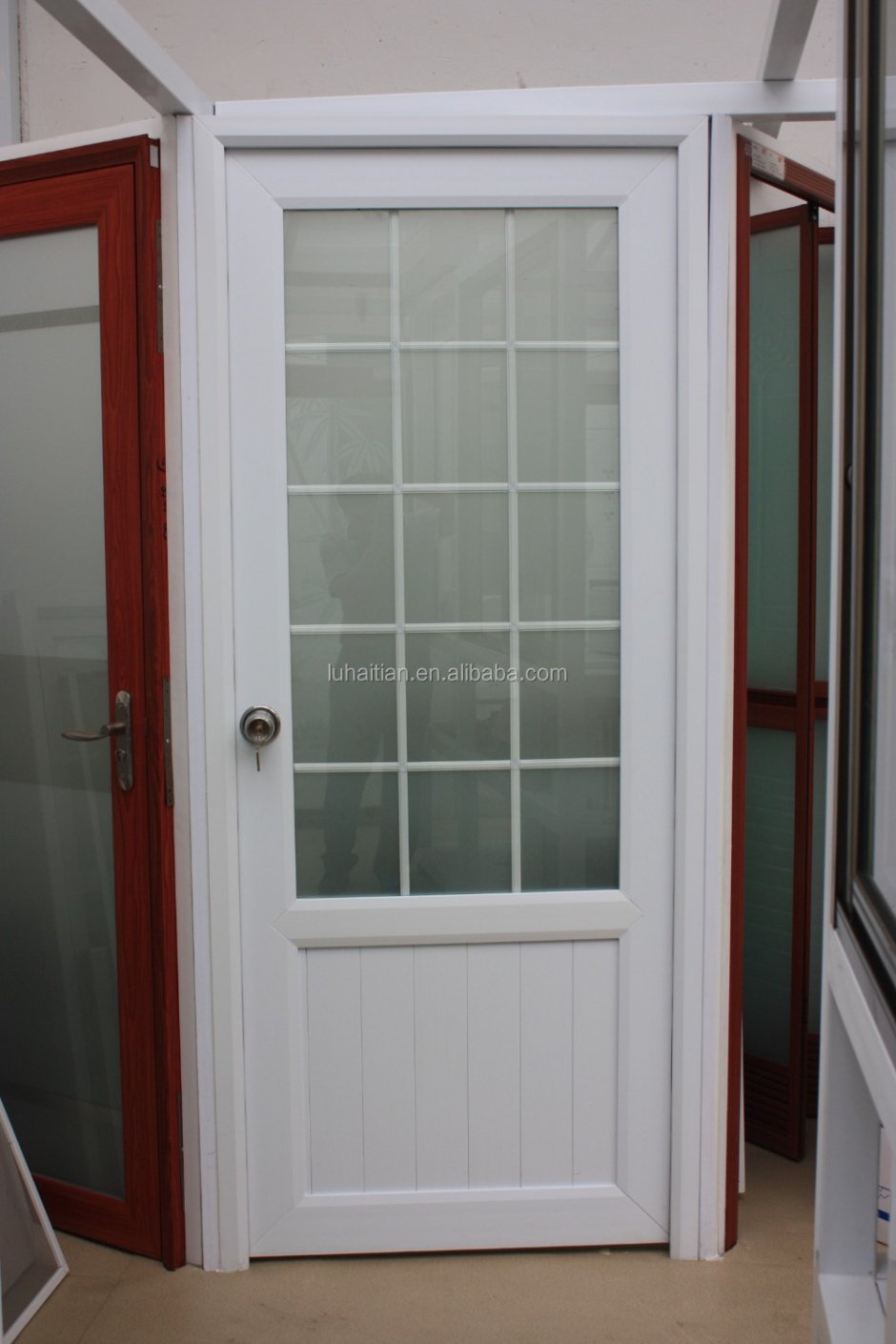 Пластиковая дверь с матовым стеклом