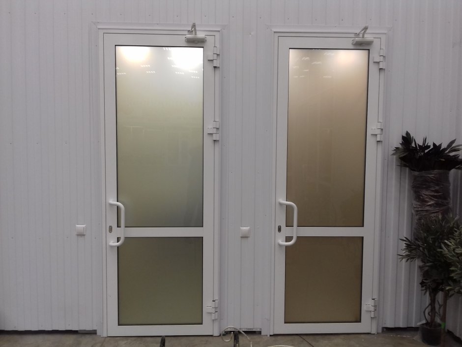 Черная пластиковая дверь