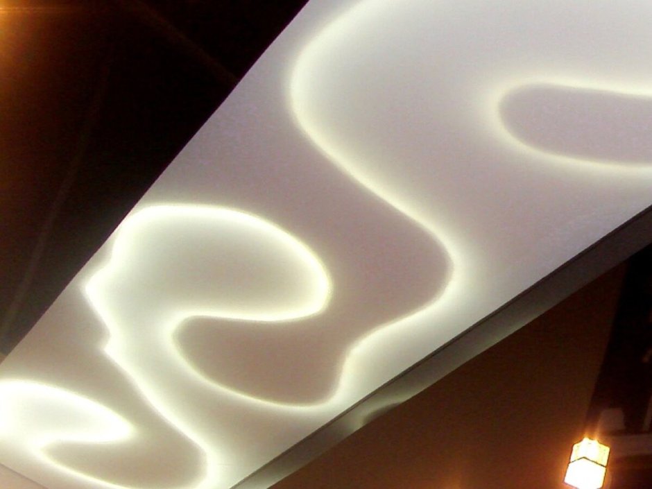 Натяжной потолок полупрозрачный с подсветкой