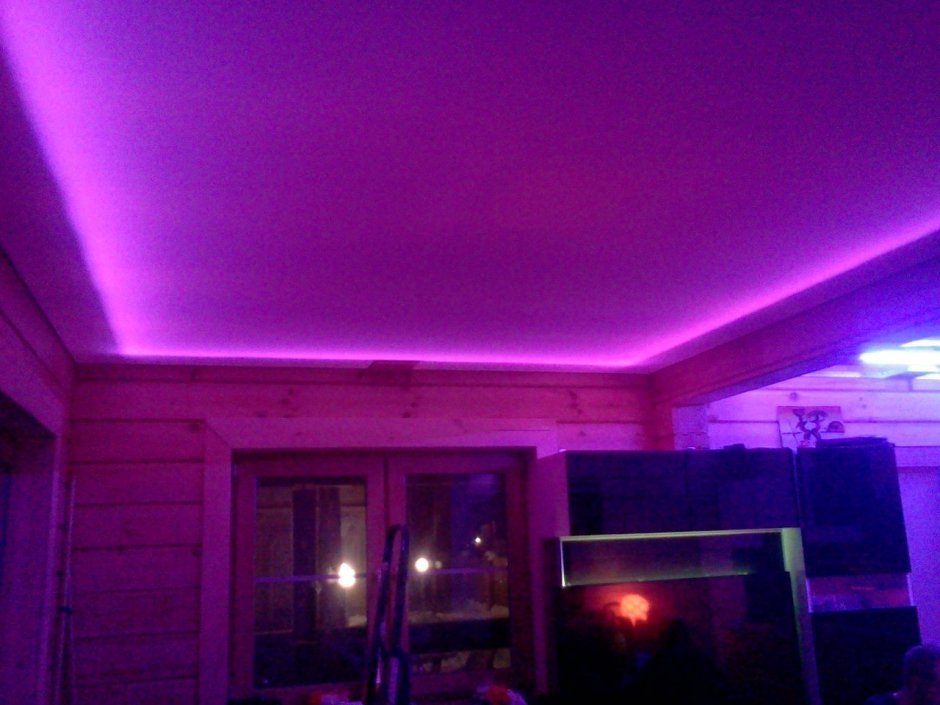 Натяжной потолок с фиолетовой подсветкой