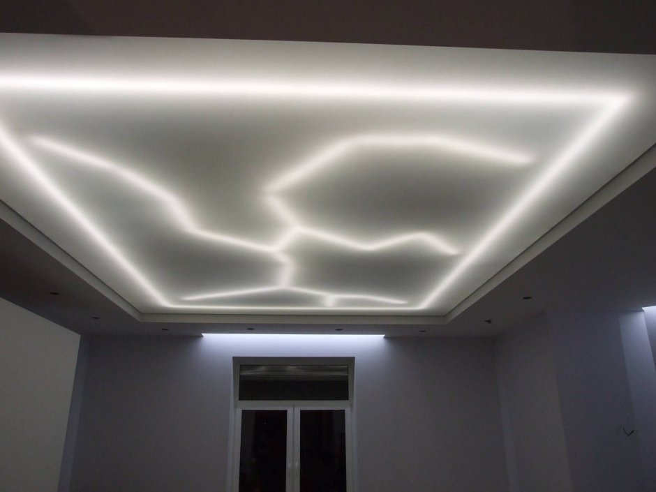 Натяжной потолок со светодиодной лентой