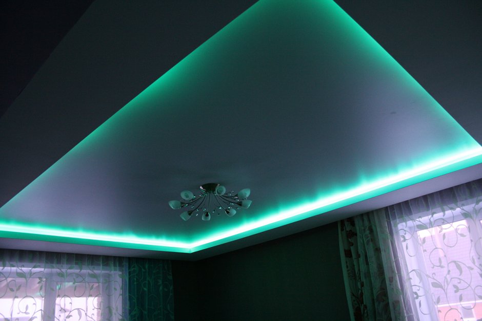 Натяжной потолок с фиолетовой подсветкой