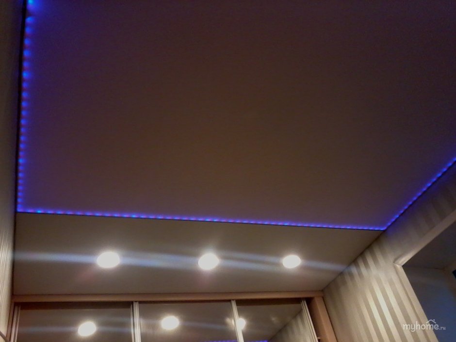 Натяжной потолок с подсветкой