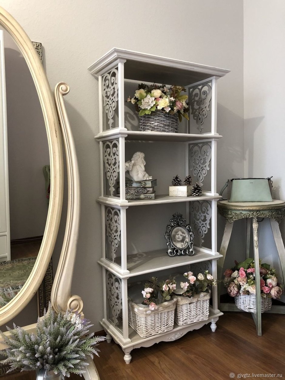 Белый стеллаж из дерева