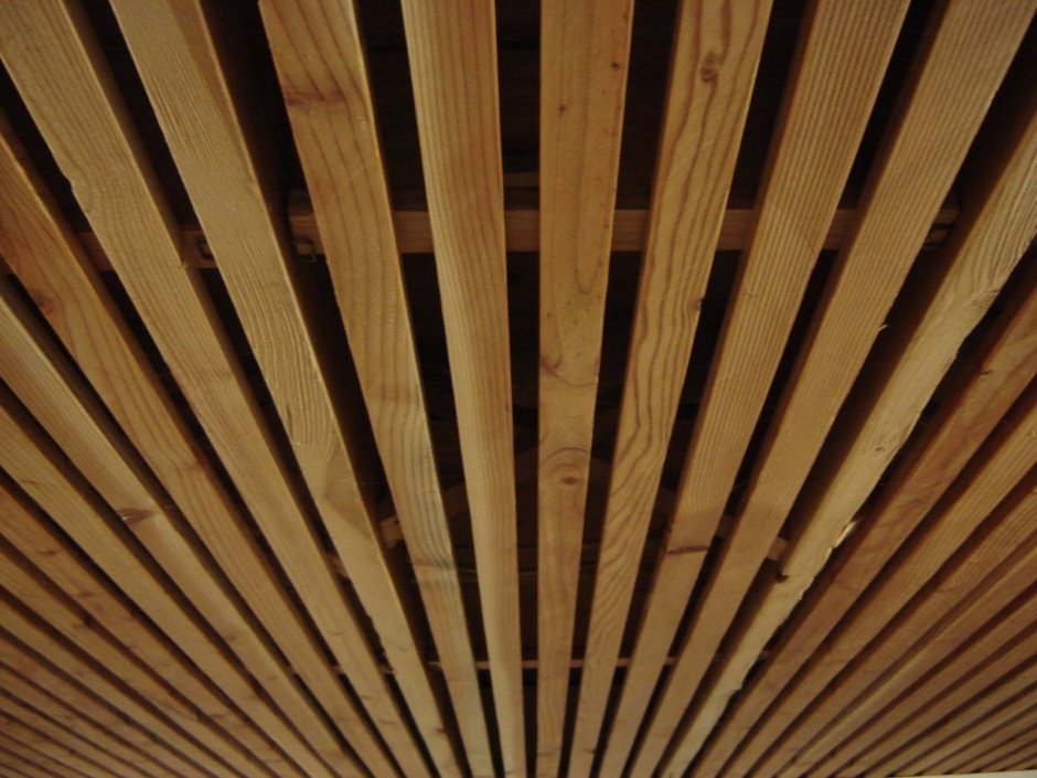 Деревянный реечный потолок