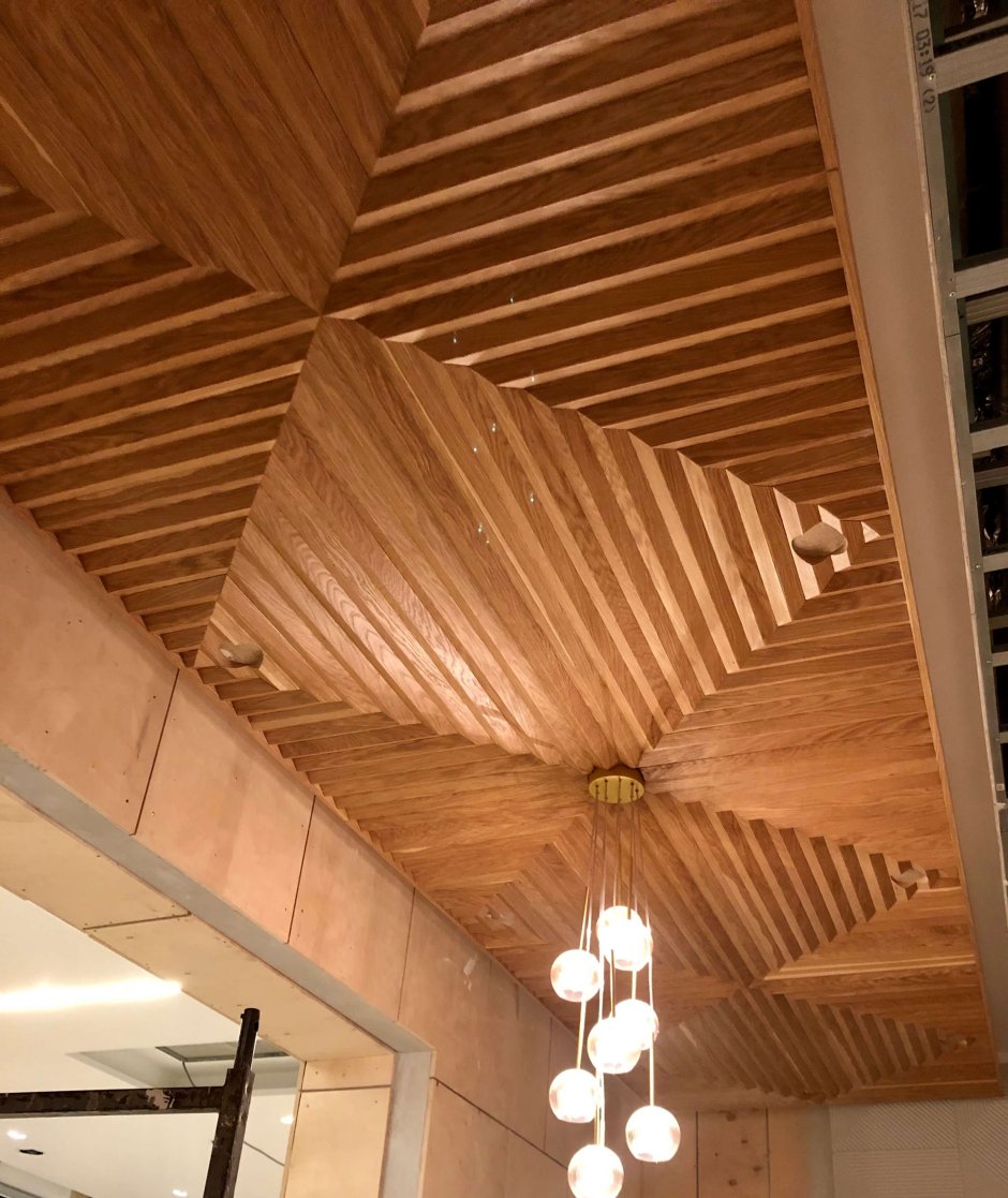 Реечный потолок из дерева