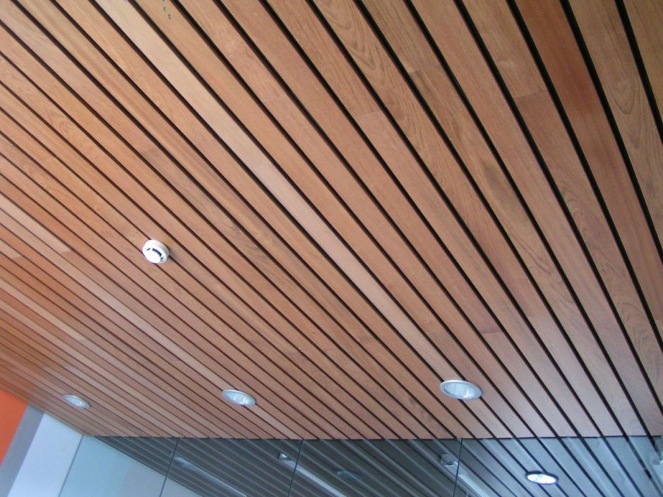 Потолок из деревянных брусков