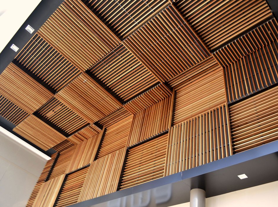 Потолок из деревянных реек в кафе