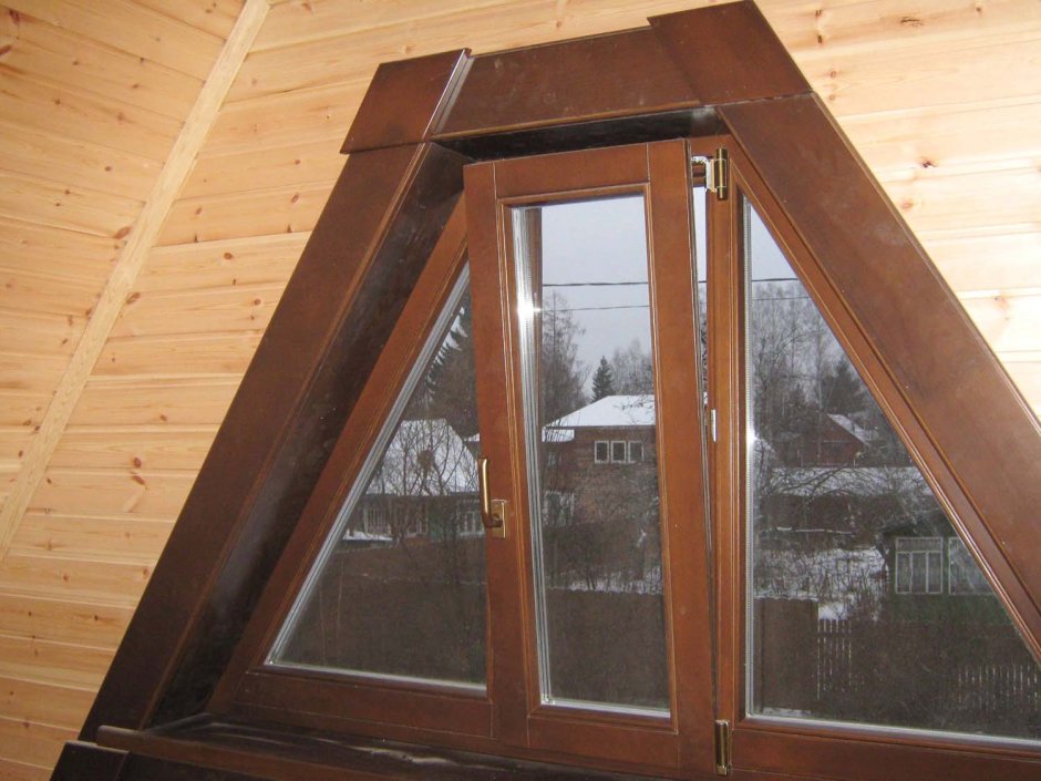 Треугольные деревянные окна