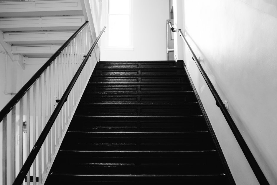 Черно белая лестница