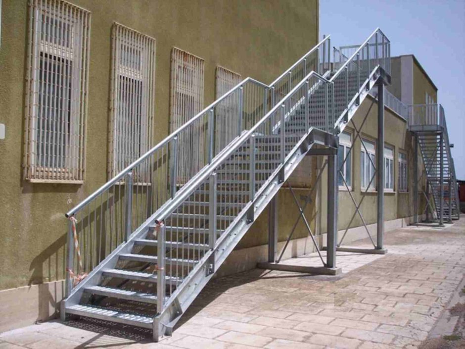 Одномаршевая эвакуационная лестница