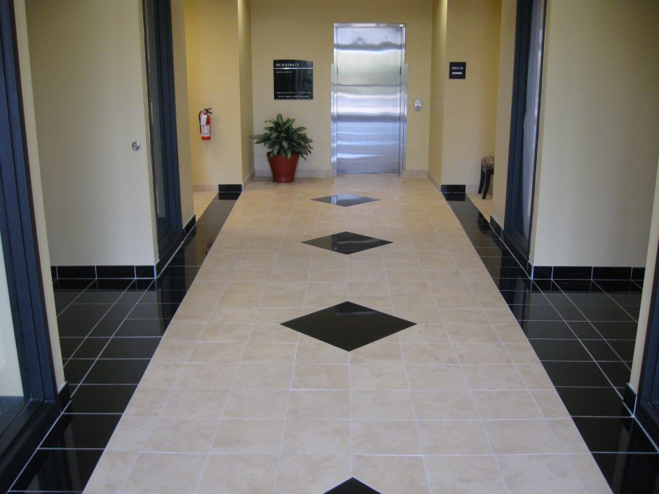 Укладка плитки в коридоре