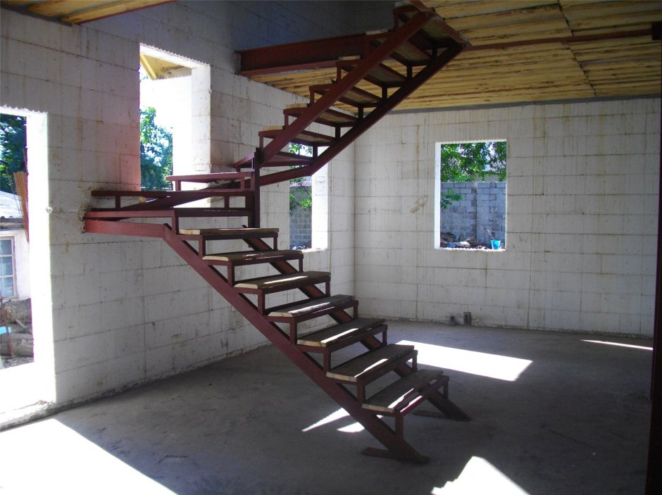 Лестница в каркасном доме на второй этаж