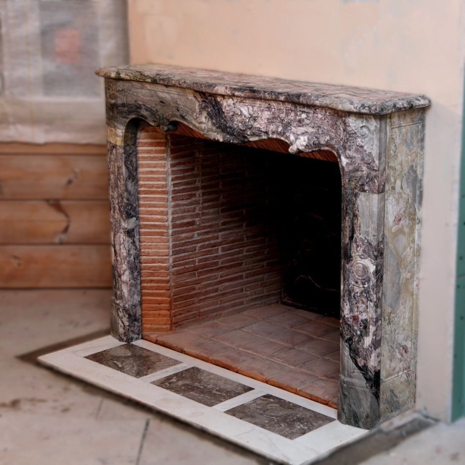 Отреставрированный старый камин