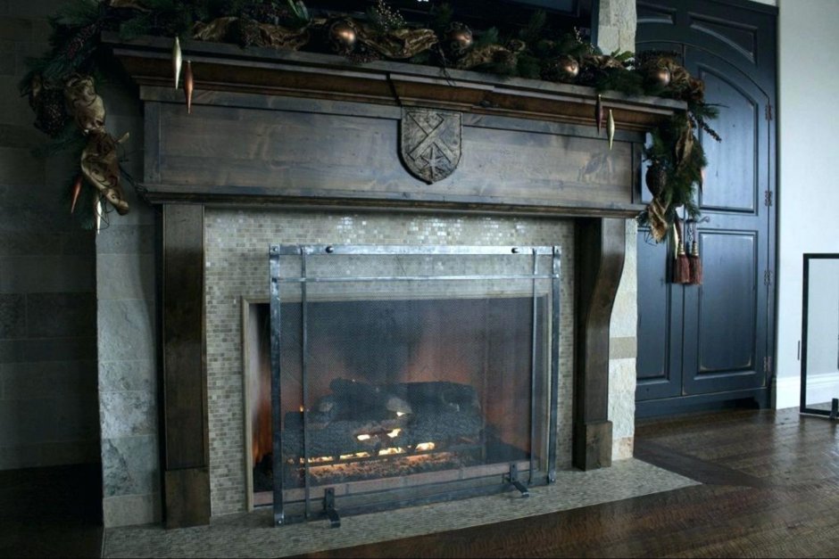 Старинный камин с решеткой