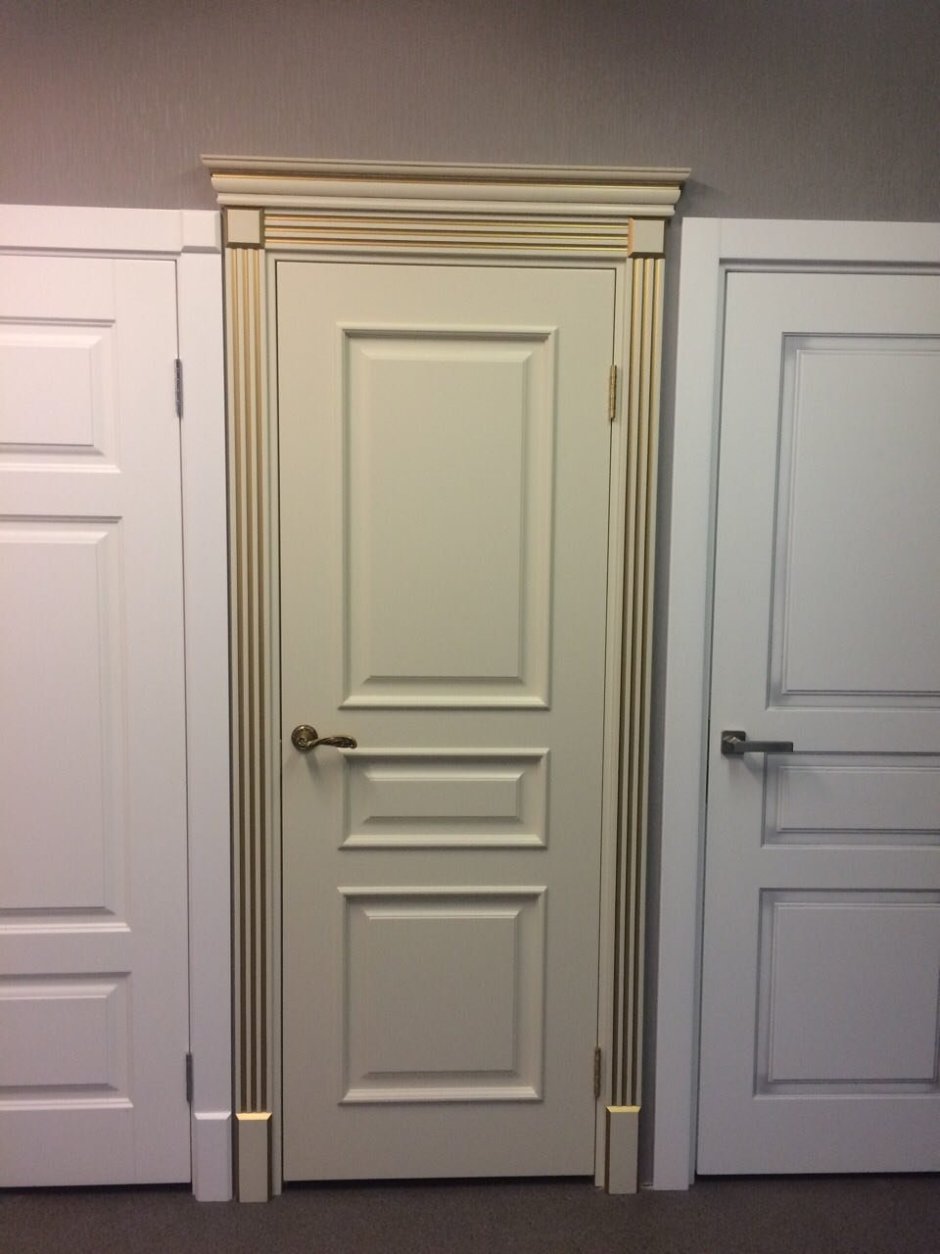 Белые классические двери в интерьере квартиры