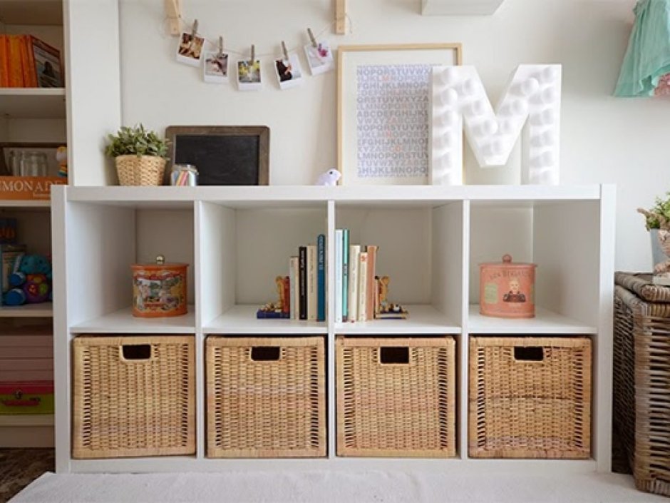 Стеллаж с плетеными корзинами