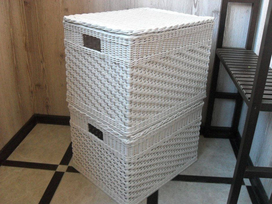 Стеллаж с плетеными корзинами