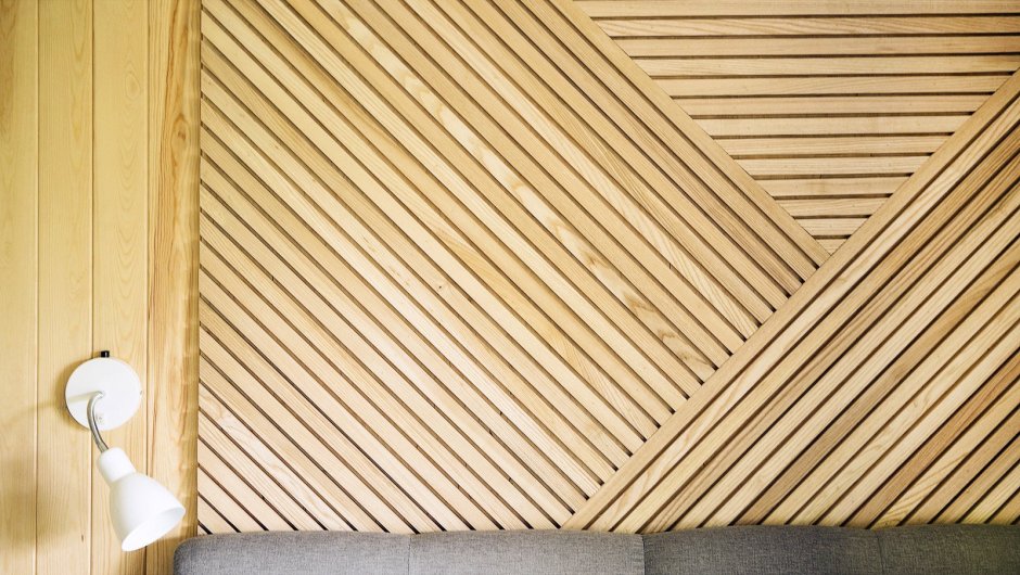 Отделка потолка деревянными рейками
