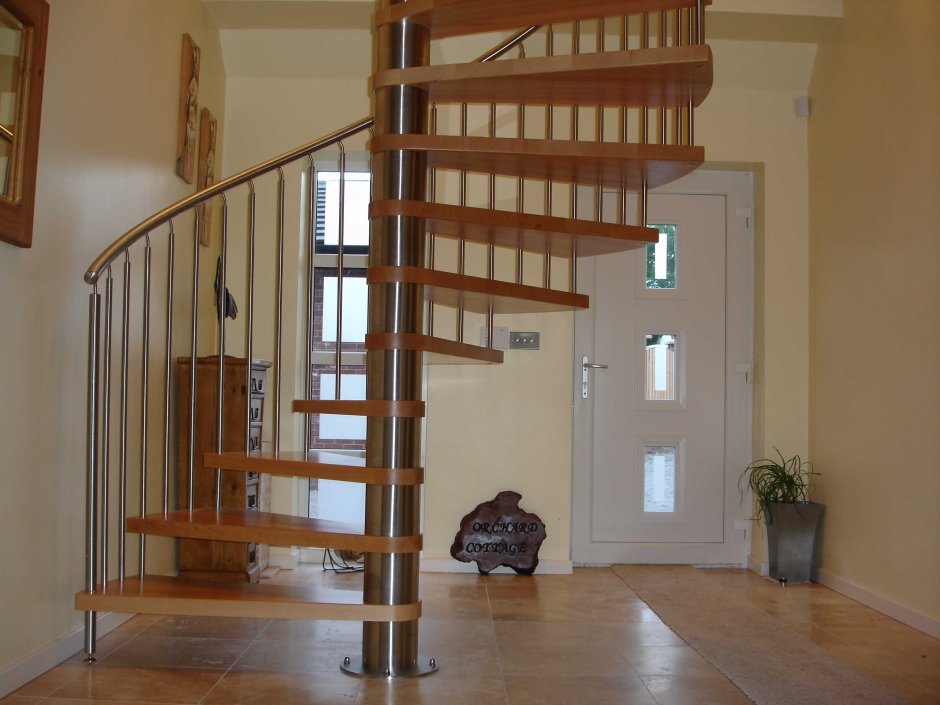 Винтовая лестница на 2 этаж в частном доме