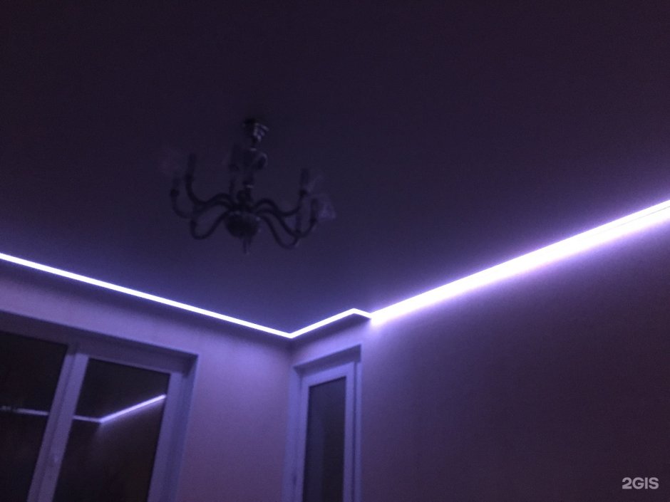 Световые линии на потолке в ванной