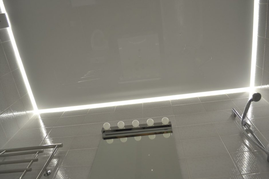 Одноуровневый натяжной потолок с подсветкой