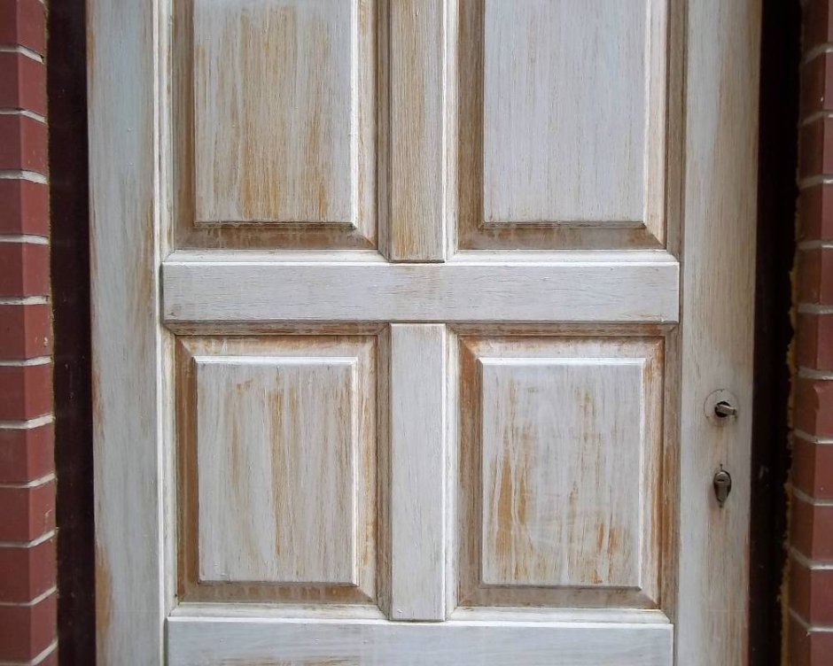 Окрашенная деревянная дверь