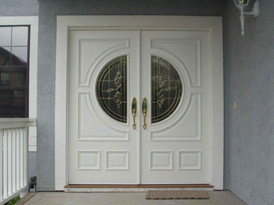 Белая двойная входная дверь