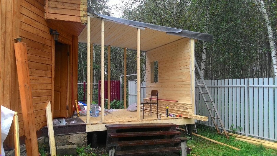 Маленькая пристройка к дачному дому
