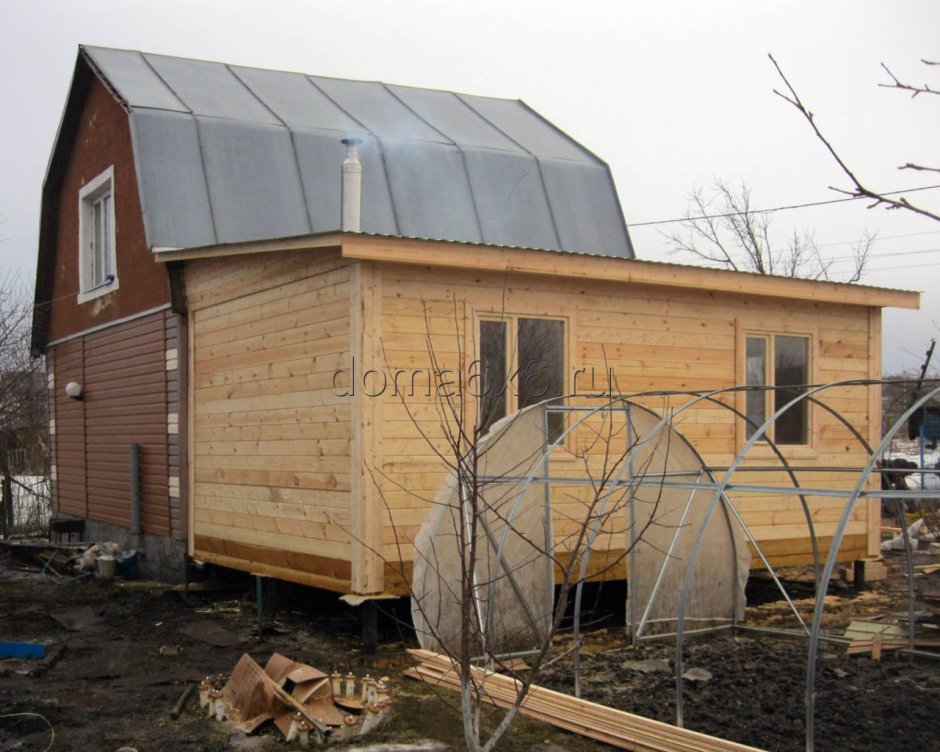 Пристройка к дачному дому с душем и туалетом