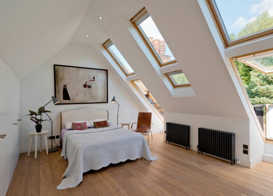 Отделка потолка мансарды