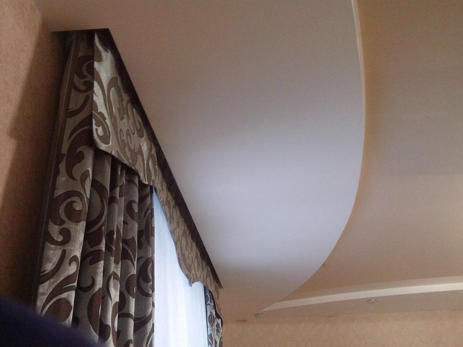 Шторы в нишах натяжного потолка