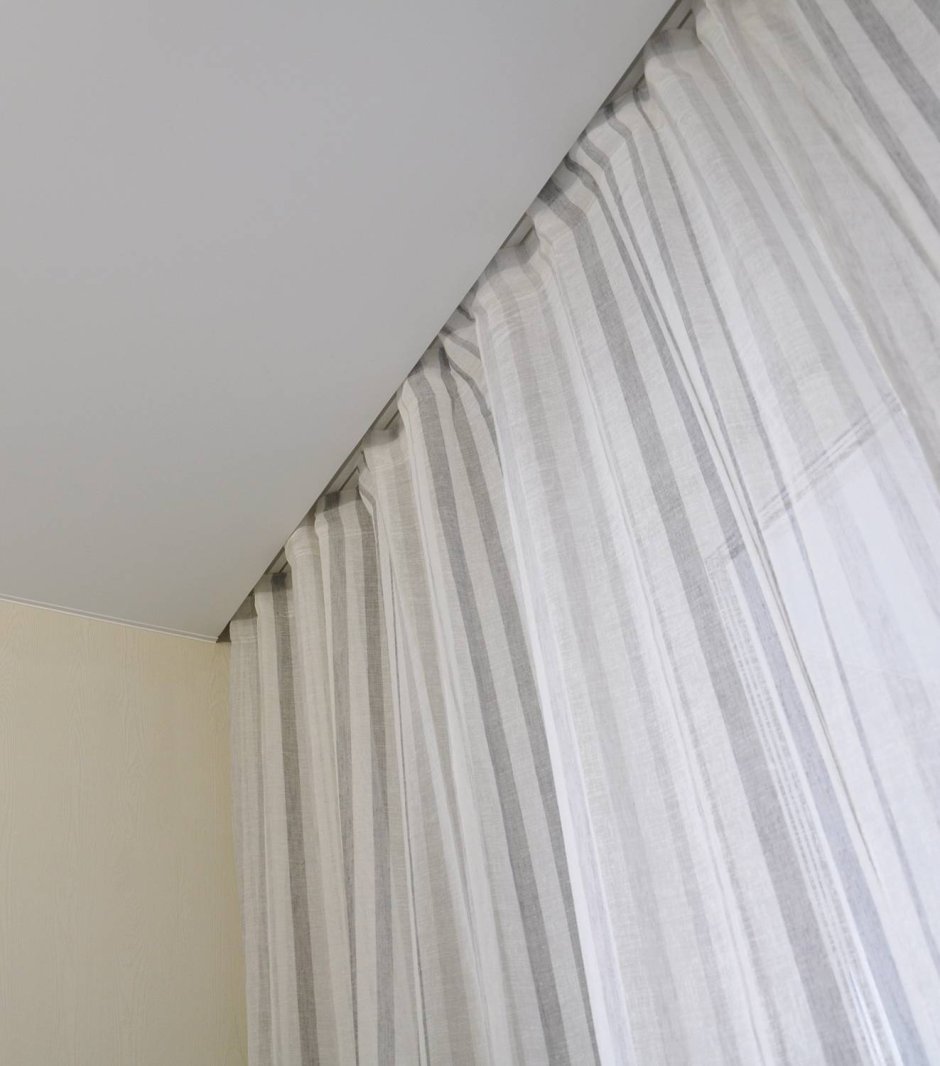 Скрытый потолочный карниз для штор