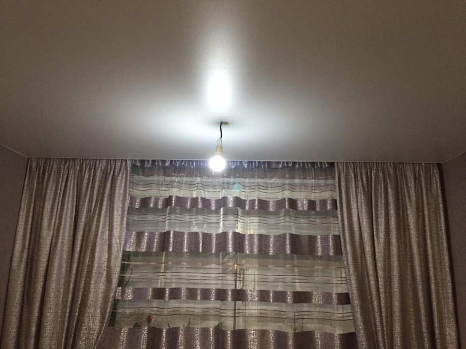 Натяжной потолок и шторы