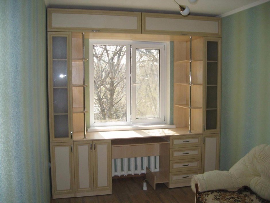Встроенная мебель для спальни вокруг окна