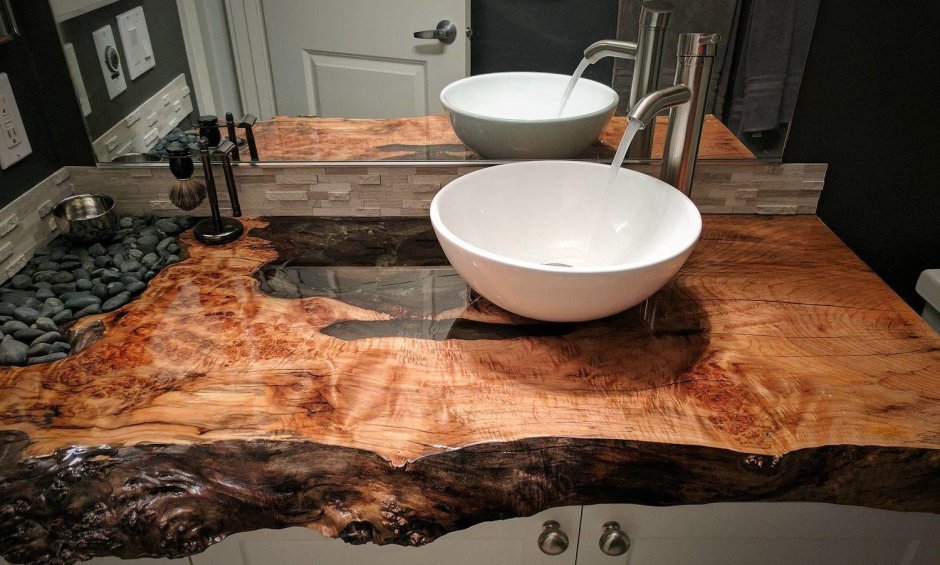 Раковина с деревянной столешницей в ванную