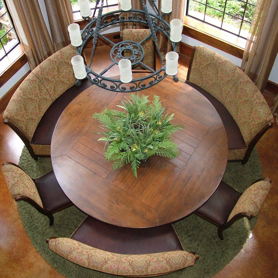 Круглый деревянный стол в интерьере