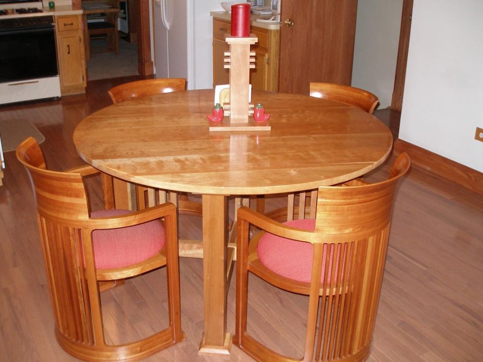 Круглый стол с табуретами для маленькой кухни