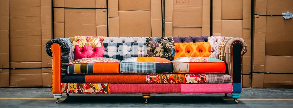Яркий разноцветный диван